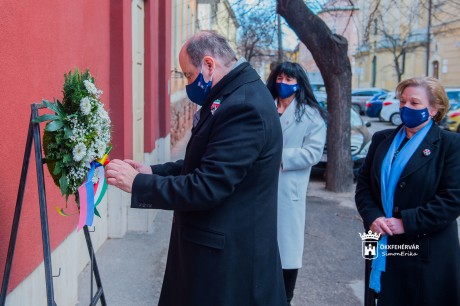 Főhajtások nemzeti ünnepünk tiszteletére - köztereken koszorúztak a képviselők